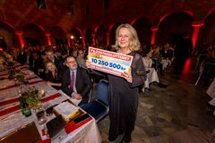 Stina Rigbäck, BirdLife Sverige tog emot 10 250 000 kronor från Svenska Postkodlotteriet till projektet Tornseglarlyftet på årets förmånstagargala.