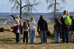 Eva Bredberg tillsammans med deltagande barn vid Trandansen.