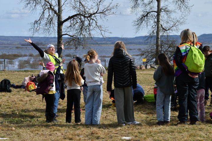 Eva Bredberg tillsammans med deltagande barn vid Trandansen.