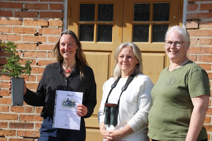 På bilden syns Ebba-Maria Olson, Årets mångfaldsbonde 2026, tillsammans med Anette Barr, ordförande i Skånes Ornitologiska Förening, och Ulrika Tollgren från BirdLife Sveriges styrelse.