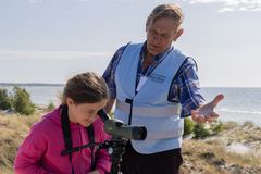 Kikarskolan är en aktivitet som passar många åldrar. Här får barnen lära sig att använda kikare och upptäcka fåglar och natur på ett nytt sätt.