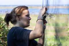 Maria Sjödahl plockar försiktigt fåglar ur nätet inför ringmärkningen.