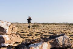 Eleonor Karlsson, projektledare på BirdLife Sverige, spanar efter återvändande sydliga kärrsnäppor.