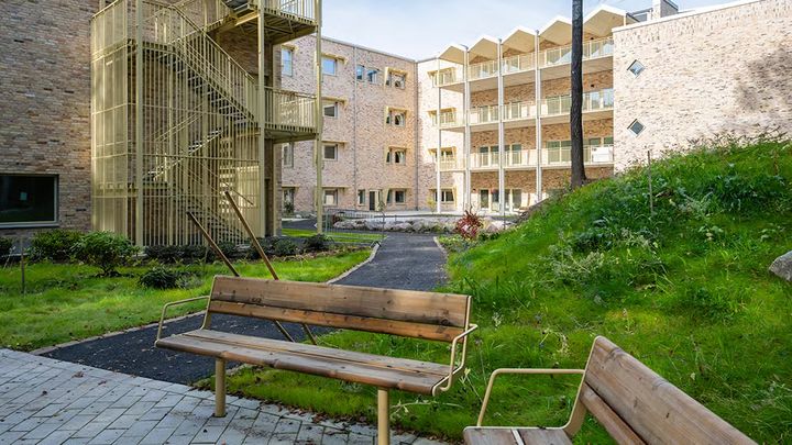 En rogivande och trygg utemiljö är viktigt när framtidens vård- och omsorgsboenden byggs. Bilden är från Borås Stads nya vård- och omsorgsboende Kristinegränd 7, där inflyttningen börjar i mitten av januari.
