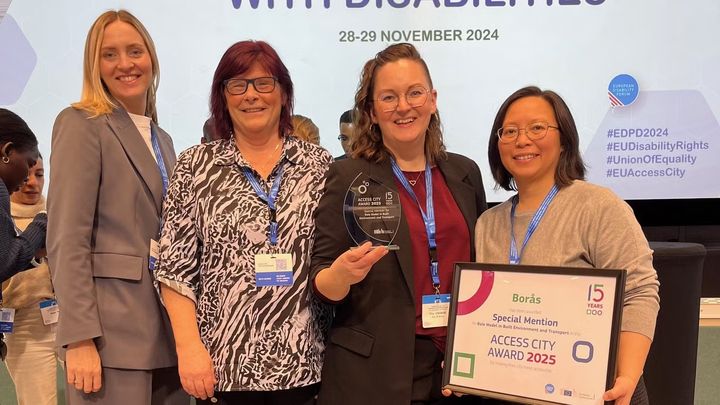 Delegationen från Borås Stad tar emot pris på Access City Award. Från vänster: Anna Thuresson Dler, kvalitetschef, Lena Mellbladh, tillgänglighetsstrateg, Ylva Lengberg (S), kommunalråd och Herawati Iskandar Nowak, funktionshinderkonsulent.