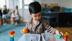 Barn leker på förskola