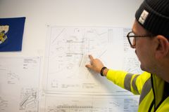 Erik pekar på riktningen på den gamla bron. Den nya bron, som är markerad med mörkare linjer i skissen, går mer rakt mot Yxhammarsgatan.