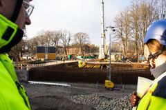 140 ton armering i form av stålpinnar har lagts på bron, för att förbereda inför gjutningen.