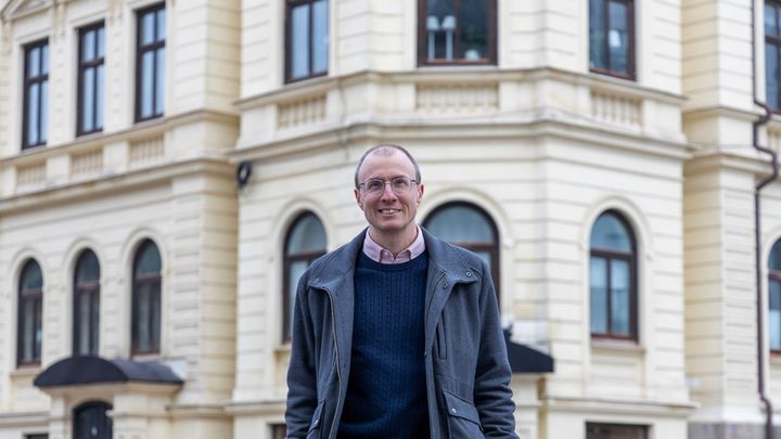Johannes Daun står framför ”Slottet” i korsningen Åsbogatan/Sparregatan.