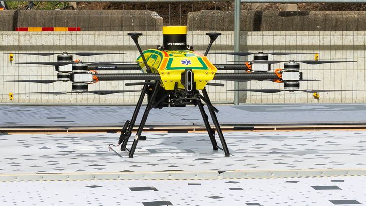 En drönare designad för att transportera hjärtstartare i Borås.