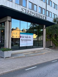Entré till förtidsröstningslokal i Stadshuset, Borås med skylt "Här kan du förtidsrösta".
