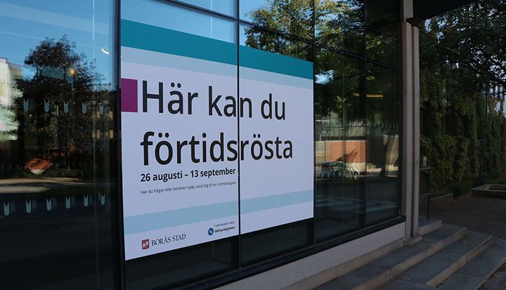Affisch på ett fönster som informerar om förtidsröstning mellan 26 augusti och 13 september.