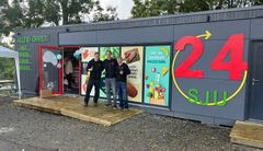 De tre vännerna framför 24 Sju Snabbköp i Sandhult