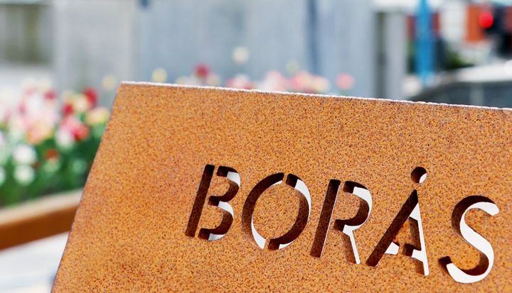 tulpaner och plåt där ordet Borås är utstansat
