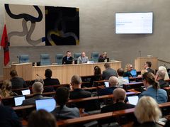 fullmäktigesalen i Borås Stad med podiet längst bak och ledamöter i salen