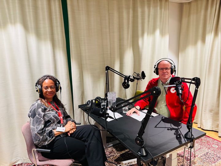 Leah Okenwa Emegwa, docent och lektor vid Röda Korsets Högskola, som både utbildar och forskar inom området våld i nära relationer. Paul Parker, IKT-pedagog vid Röda Korsets Högskola.