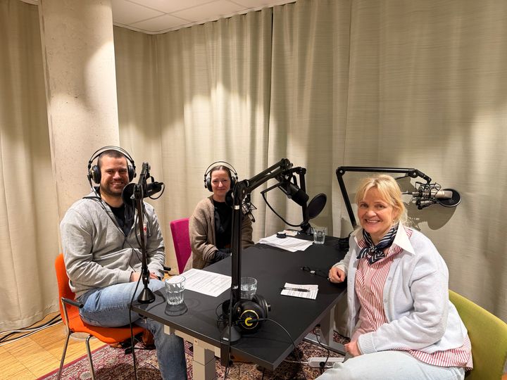 Tre personer spelar in en podcast tillsammans i en studio med mikrofoner.