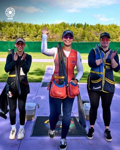 Victoria Larsson, till höger, bronsmedaljör i damernas skeet vid lerduve-VM i Aten.