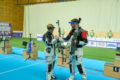 Victor Lindgren gratulerar den nya världsmästaren Maximillian Dallinger, Tyskland