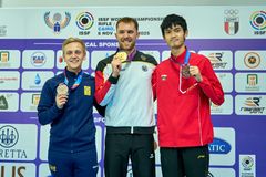 Victor LIndgren med sitt nyvunna VM-silver