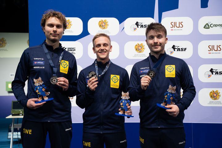 Det svenska herrlaget i luftgevär tog hem två lagmedaljer på årets EM, ett silver och ett brons.
