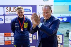 Lindgren applåderas av ISSF -presidenten Luciano Rossi