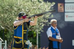 Victoria Larsson sköt nytt världsrekord i finalen men det blev silver för svensken efter särskjutning mot italienskan Bongini