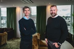 Joakim Ström, VD för Sensor Försäkring (till höger) och Johan Wallnér VD för DSS Hälsa (till vänster) efter avtalet som säkrar upp till 15 000 nya kunder för DSS Hälsa på en växande marknad