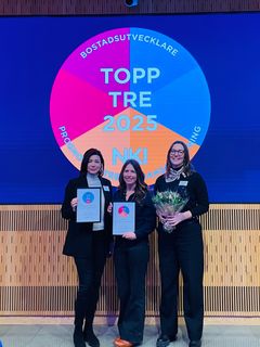 Carina Treje och Maria Stillman från HSB ProjektPartner och Azra Kadribasic från HSB Göteborg tog emot priset.