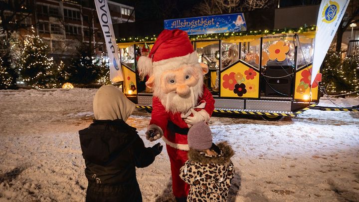 Alllsångståget sprider julstämning i Eslöv