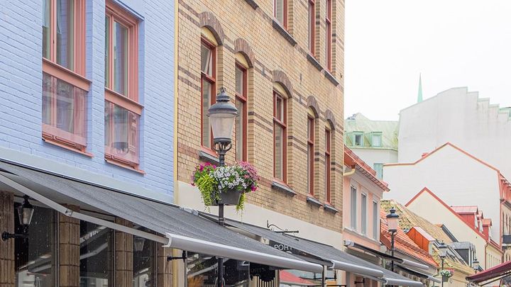 Brf Mariatorget har restaurerats med omsorg och stor vikt har lagts vid material och detaljer.