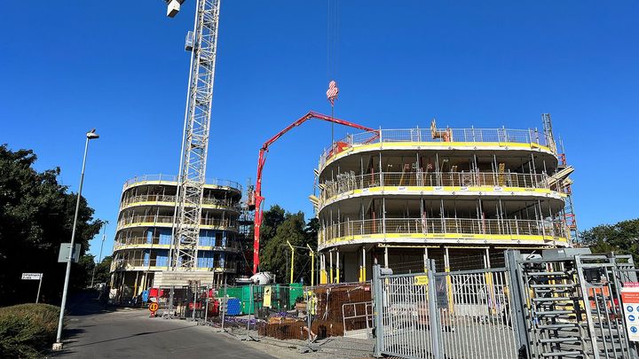 Byggarbetsplatsen för HSB brf Strandhusen där de två husen tar form