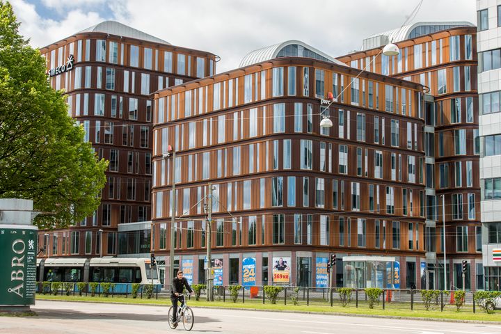 Fastigheten Bärnstenen i Göteborg med modern arkitektur, sett från gatan.