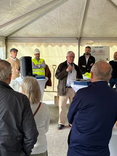 Samlade i tältet berättar Per-Olof Rosén, före detta militär med lång koppling till Strängnäs garnison, om området som tidigare varit en del av regementet och Milostaben.