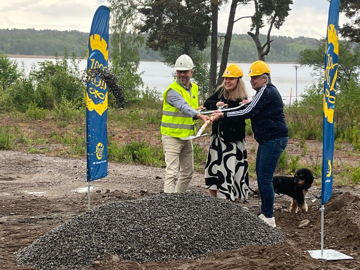 Här tas det invigande första spadtaget av Per Morelius från HSB, köparen Christina Thuresson och Ellinor Caruth (M), vice ordförande i miljö- och samhällsbyggnadsnämnden med Mälaren i bakgrunden.
