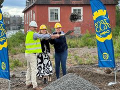 Här tas det invigande spadtaget av Per Morelius från HSB, köparen Christina Thuresson och Ellinor Caruth (M), vice ordförande i miljö- och samhällsbyggnadsnämnden framför gamla Soldathemmet.