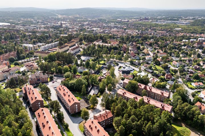 Flygbild över HSBs Polhems Backe, Falun, med flera byggnader och omgivande grönska.