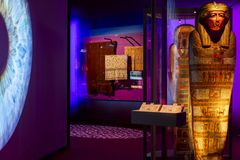 Mönster och väv från shipibo-konibo, sarkofag i utställningen