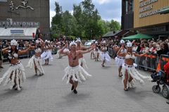 Dansgruppen Chile Lindo är en av de ca 150 medverkande från Hammarkullekarnevalen under invigningen