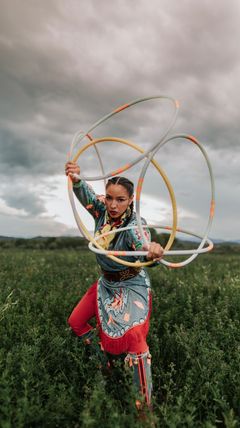 ShanDien Sonwai LaRance är en världskänd amerikansk artist och mästare i hoop dance (ringdans). Hon tillhör hopi, tewa, diné och assiniboine och är en betydande kulturell ambassadör för ursprungsamerikanska befolkningens traditioner.