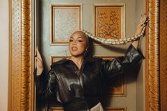 Mapei (Jacqueline Mapei Cummings) är en amerikansk-svensk artist som är känd för att blanda soul, hiphop och pop. Hon föddes i USA men växte upp i Stockholm, vilket har gett hennes musik en unik internationell prägel.