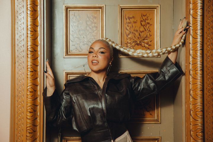 Mapei (Jacqueline Mapei Cummings) är en amerikansk-svensk artist som är känd för att blanda soul, hiphop och pop. Hon föddes i USA men växte upp i Stockholm, vilket har gett hennes musik en unik internationell prägel. Hon slog igenom internationellt 2013 med superhiten "Don't Wait". År 2023 blev hon ännu mer folkkär i Sverige genom sin medverkan i "Så mycket bättre", där hon tolkade andra artisters låtar.