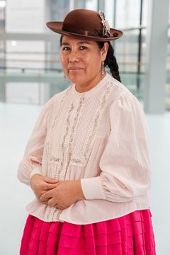 Mirna Ticona är urfolkskonstnär och journalist och arbetar med måleri, text, teckning och muralmålningar, verksam i både Sverige och Latinamerika.