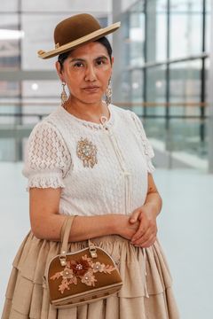 Erika Ticona är antropolog, textilkonsthantverkare och pedagog. Hon är specialiserad på textilkonst och tekniker från Anderna i Sydamerika.