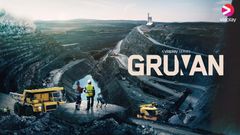 Bildtext: Ett gruvlandskap med maskiner och arbetare. Text: "Gruvan", en Viaplay-serie.
