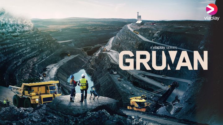 Bildtext: Ett gruvlandskap med maskiner och arbetare. Text: "Gruvan", en Viaplay-serie.
