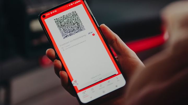 Bild på en telefon med en biljett i JLT-appen.