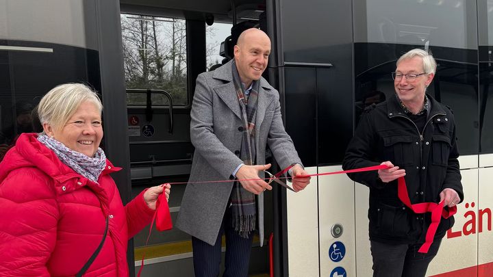 Bandklippning vid invigning av nya linje 135