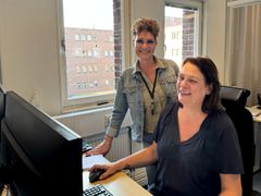 Teamledare Jennie coachar kundservicemedarbetaren Marie.