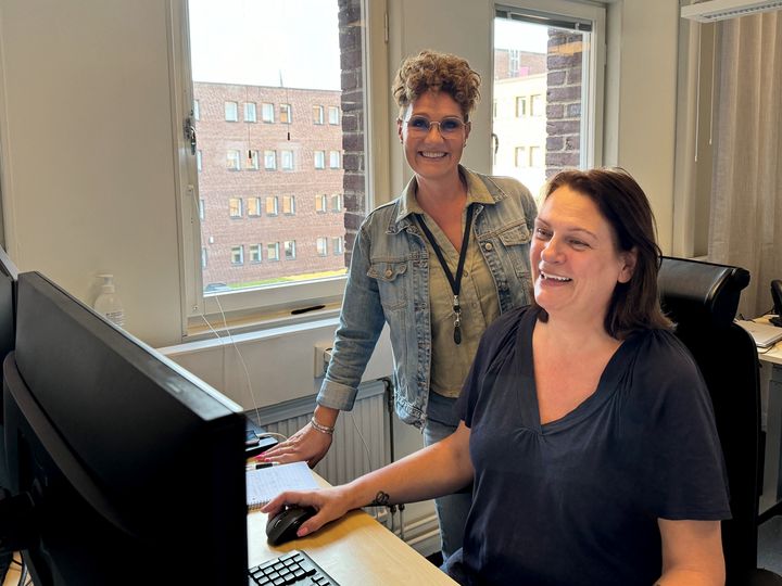 Teamledare Jennie coachar kundservicemedarbetaren Marie.